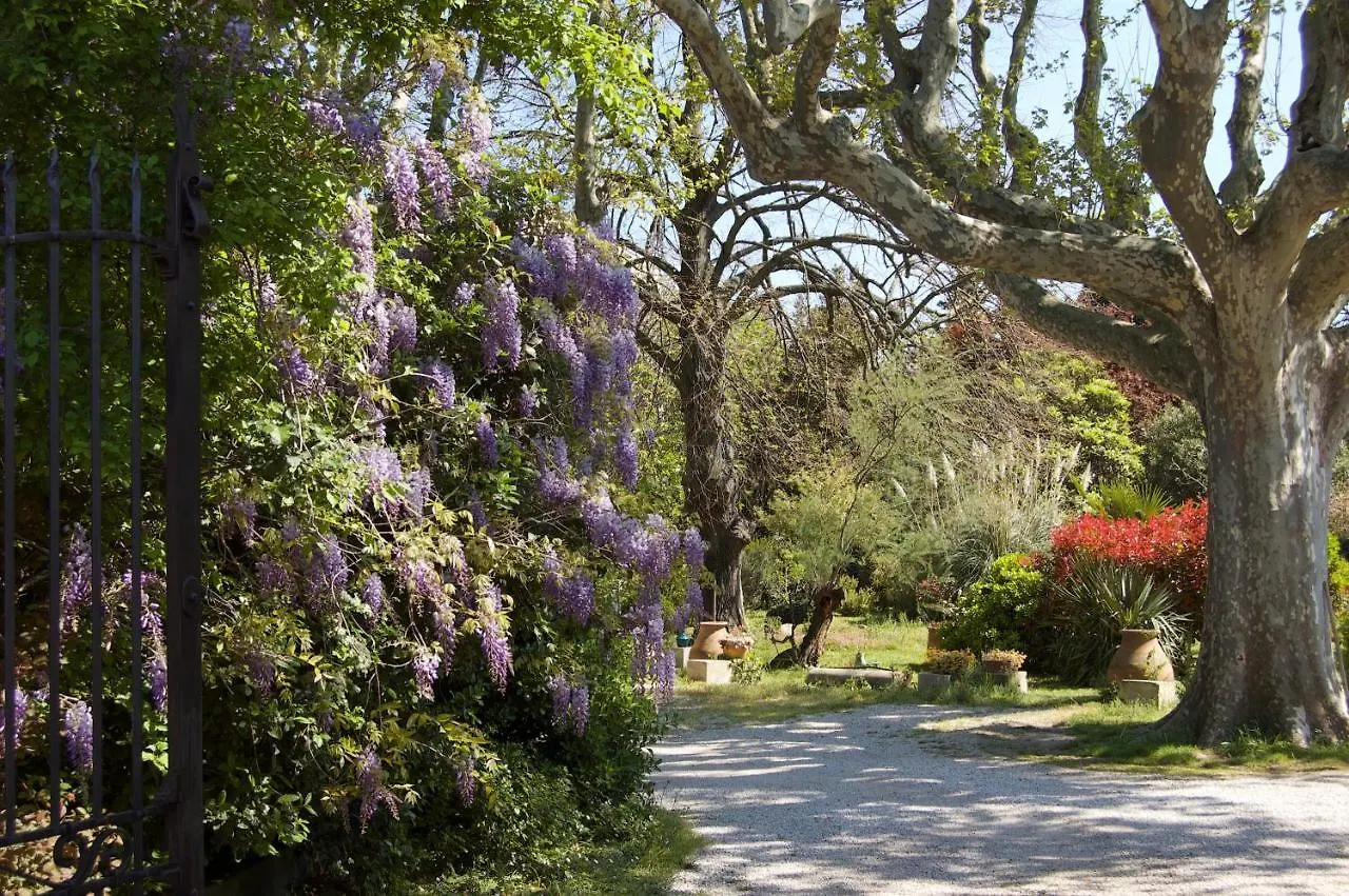 Le Mas Ferrand Graveson Bed & Breakfast