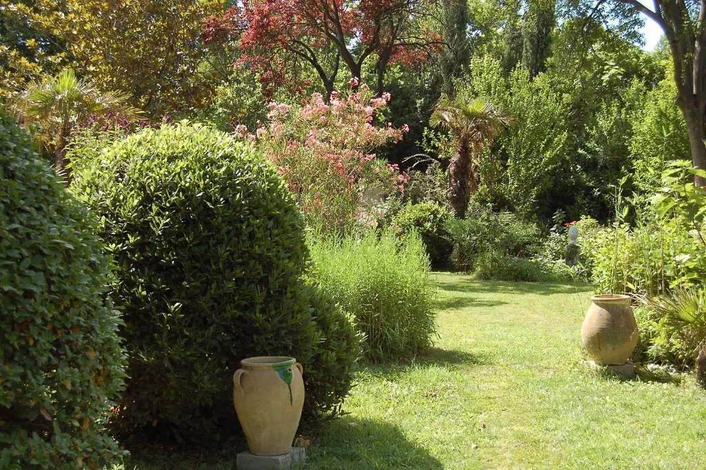 Le Mas Ferrand Graveson Bed & Breakfast