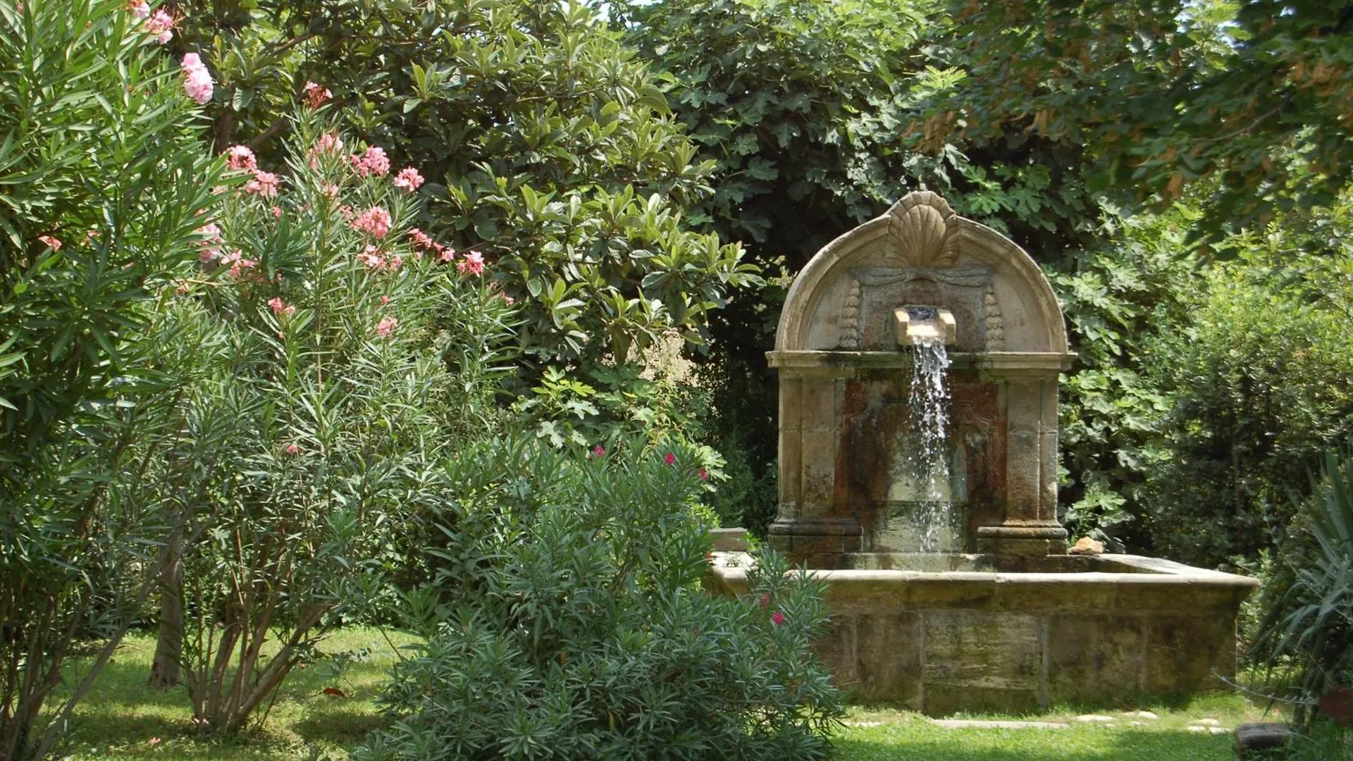 Le Mas Ferrand Graveson Bed & Breakfast