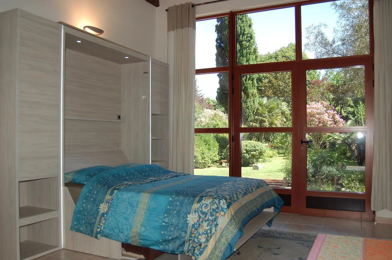 Le Mas Ferrand Graveson Bed & Breakfast