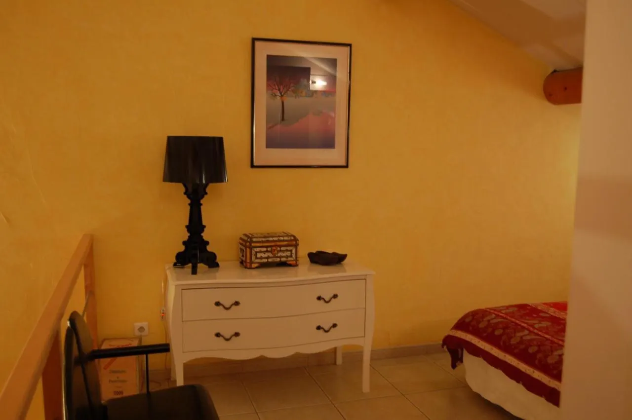 Le Mas Ferrand Graveson Bed & Breakfast